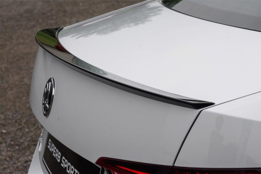 Детали экстерьера Skoda Superb SportLine 2016 года  (фото 2 из 5)